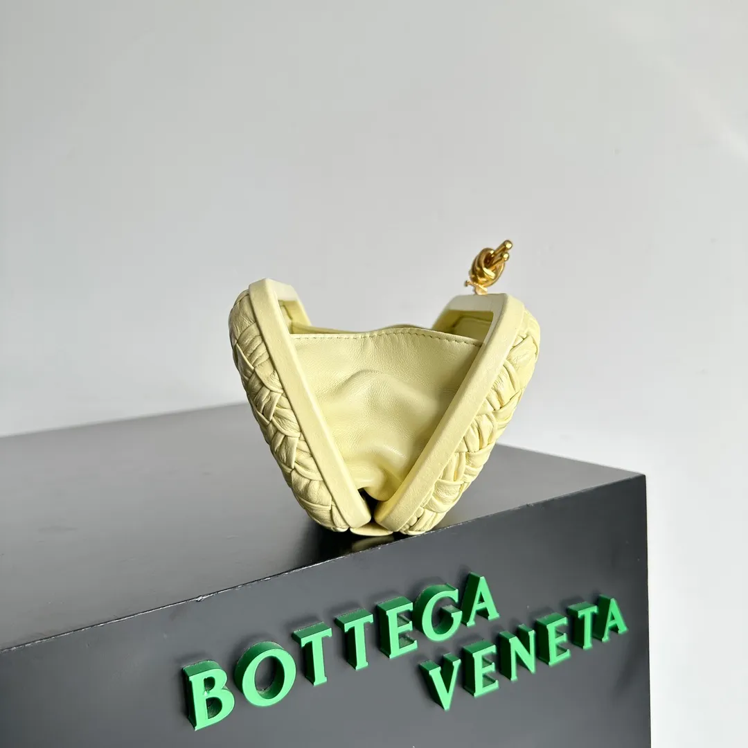 Batch 1860 BV Knot | The classic return of the evening bag. Original leather ➕ Stainless steel hardware ➕ 24k real gold plating ➕ Fully handmade. Those who know the history of our brand should have heard that the knot is a story of Bottega Veneta, and it is also one of the more important design elements. Matthieu Blazy's work this season sublimates Knot's classics, with a new knot design and a woven shoulder strap, plus Fouland Intreccio's weaving technology, adding some fashion to the retro and nostalgic feel of the past. Style number: 717622 Size: 20.5*6*12.5